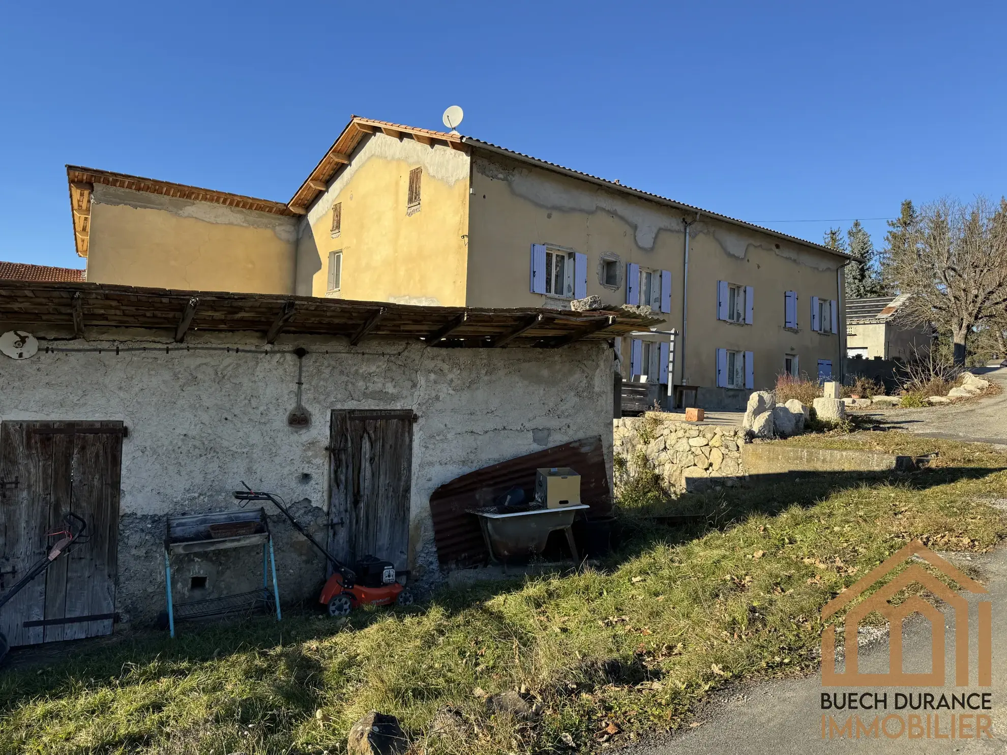 Corps de ferme avec logements à vendre à Claret 