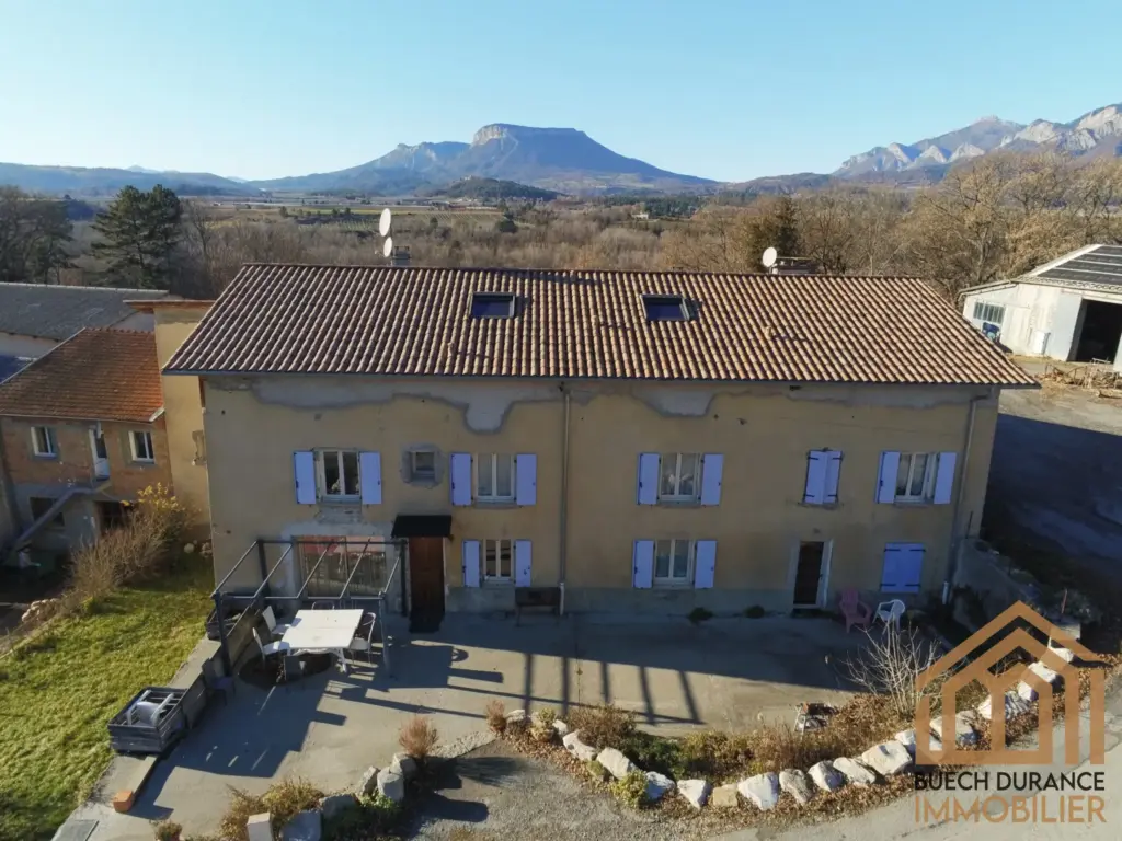 Corps de ferme avec logements à vendre à Claret