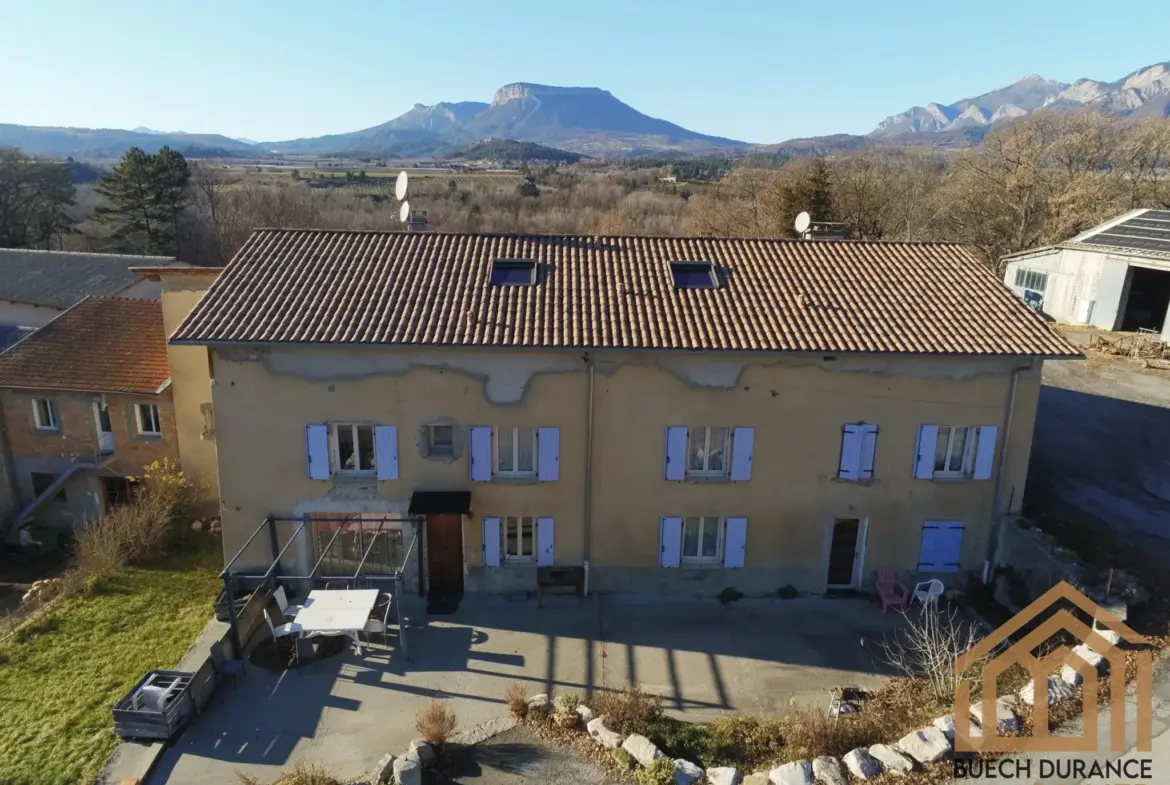 Corps de ferme avec logements à vendre à Claret 