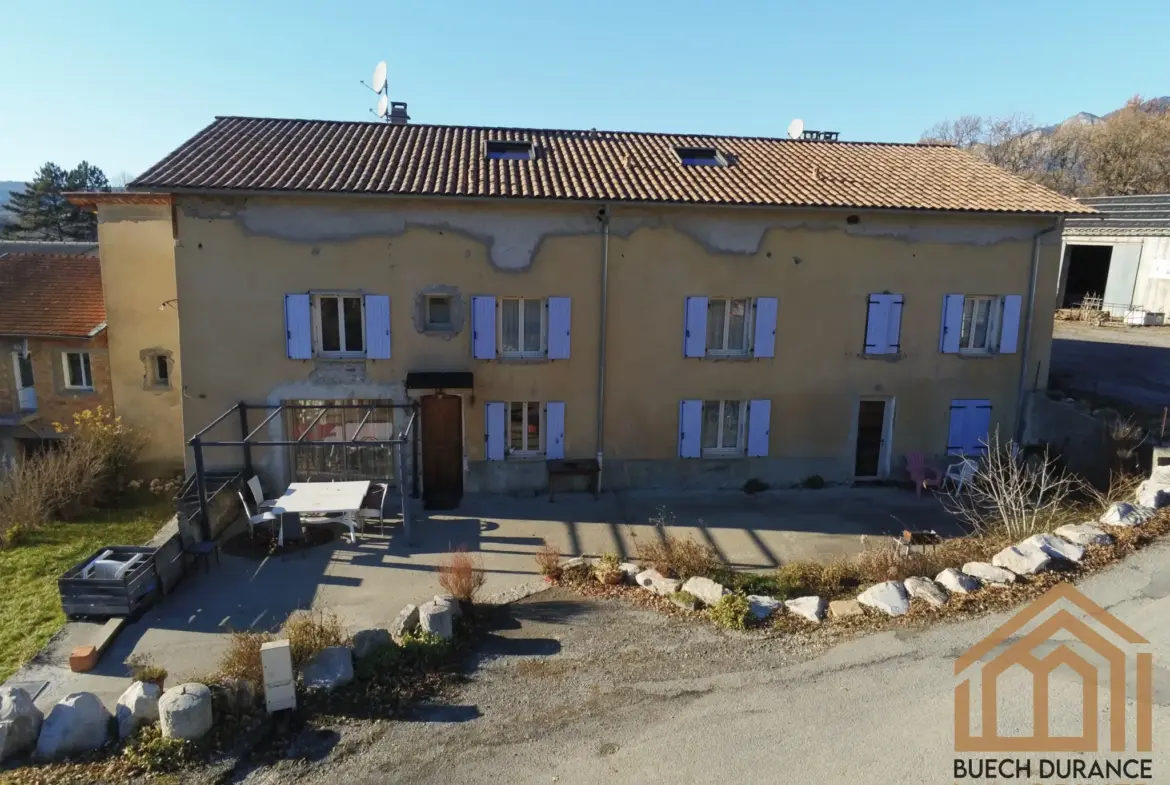 Corps de ferme avec logements à vendre à Claret 