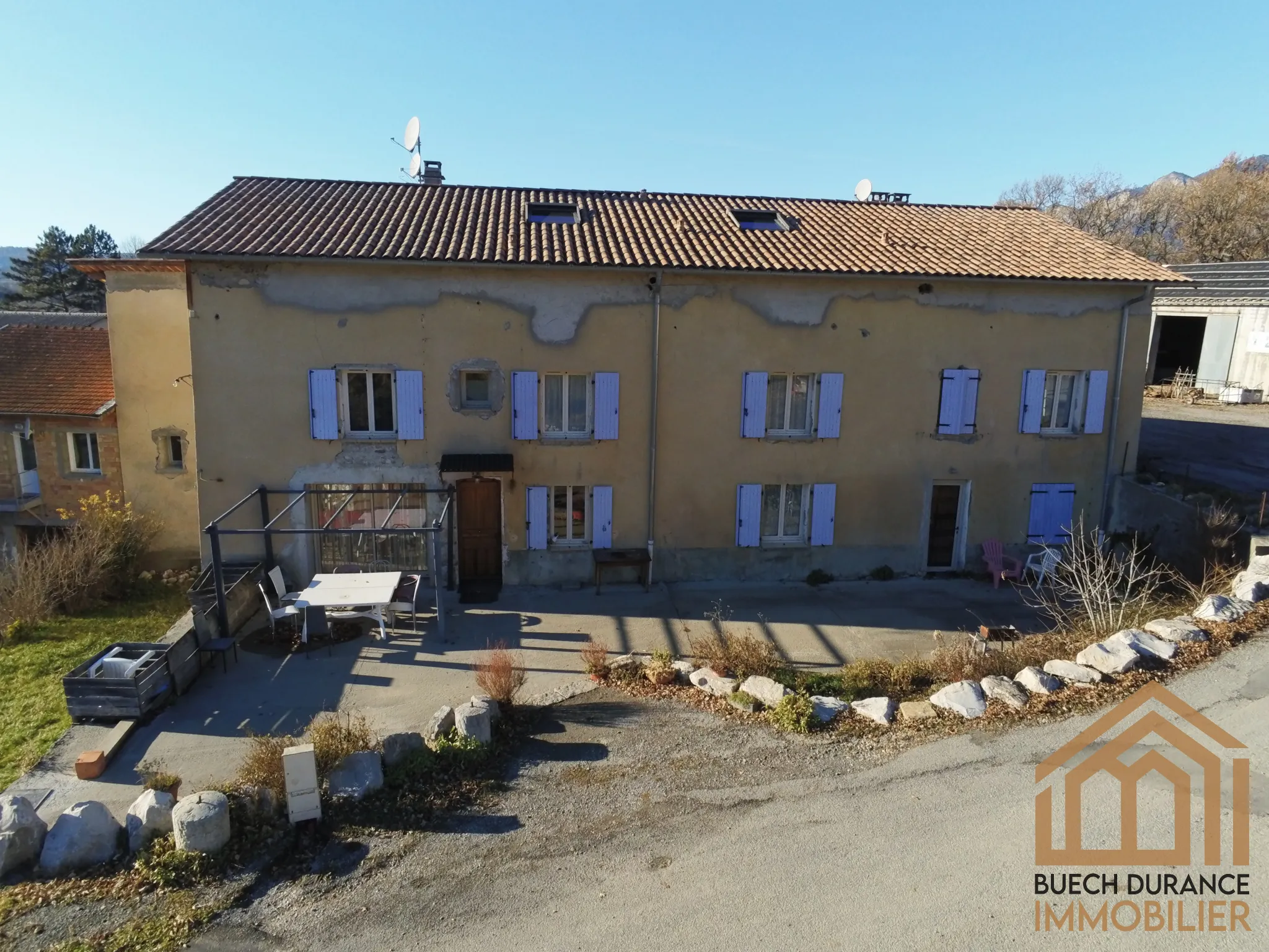 Corps de ferme avec logements à vendre à Claret 