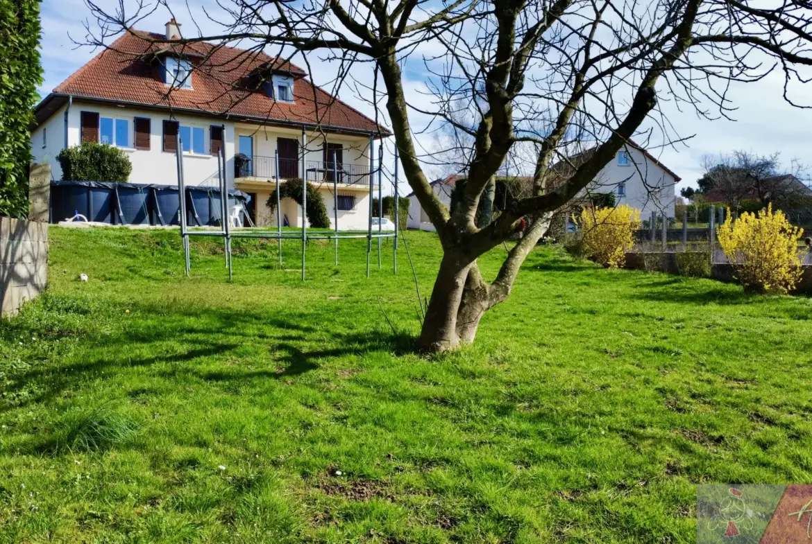 Maison individuelle spacieuse avec piscine à DAMPARIS 