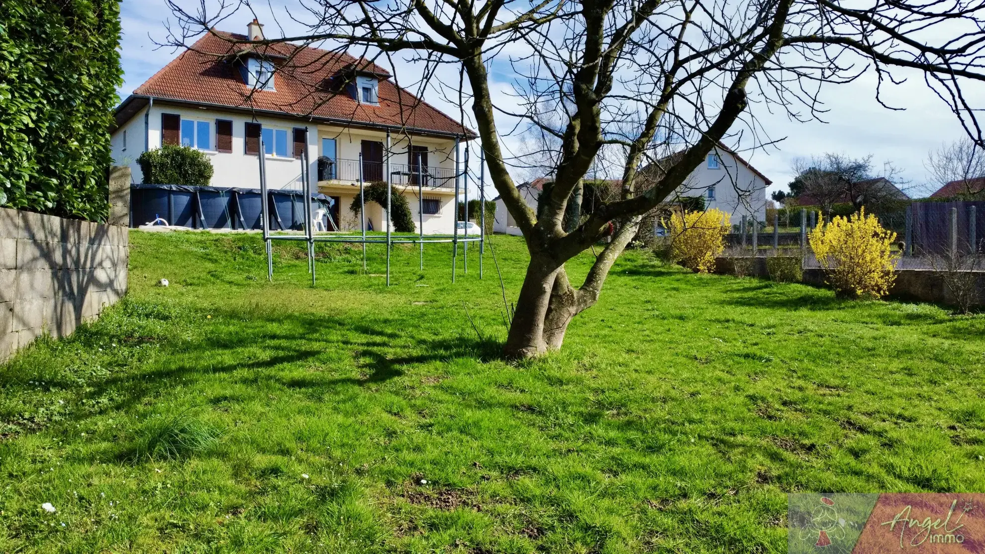 Maison individuelle spacieuse avec piscine à DAMPARIS 