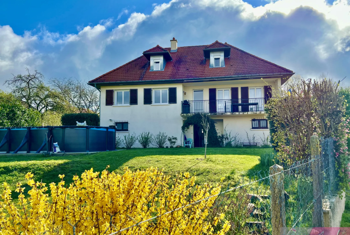 Maison individuelle spacieuse avec piscine à DAMPARIS 