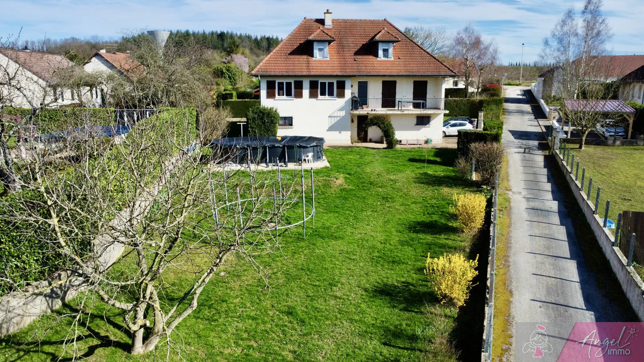 Maison individuelle spacieuse avec piscine à DAMPARIS 