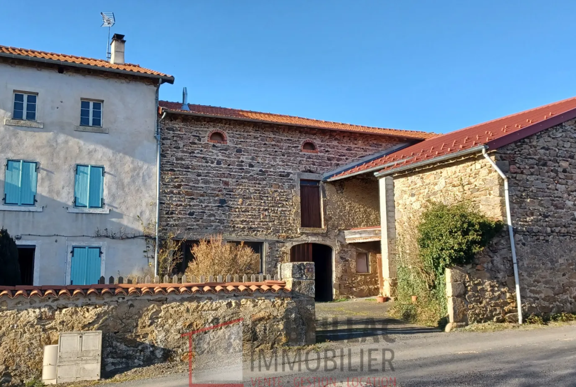 Ancien corps de ferme avec habitation et dépendances à vendre à Monlet 