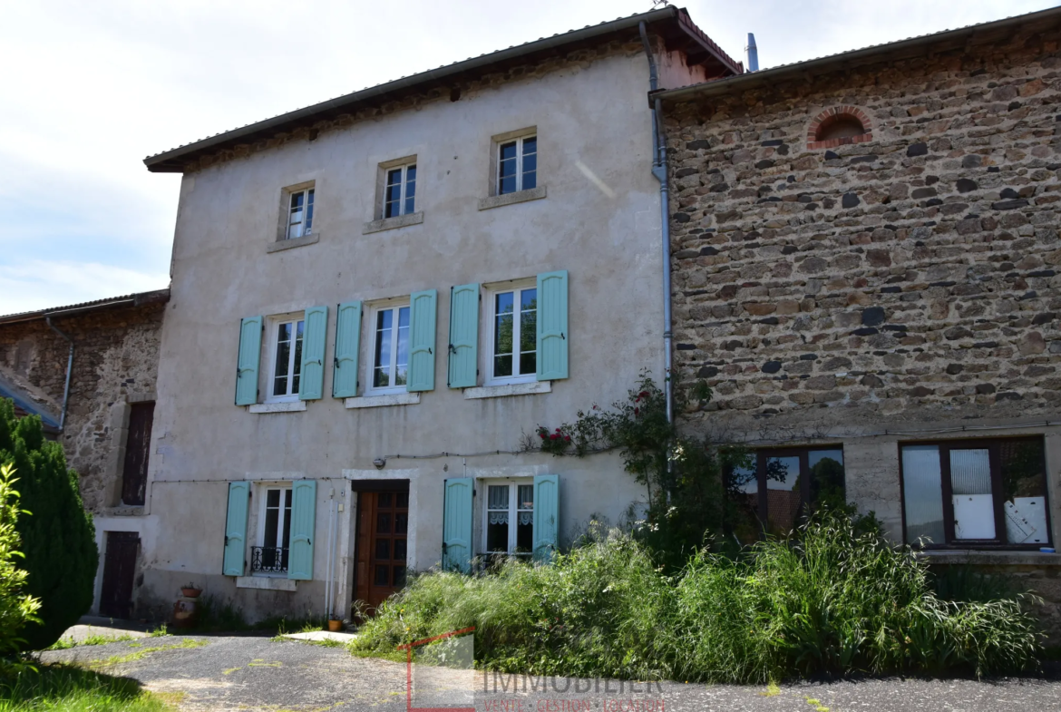 Ancien corps de ferme avec habitation et dépendances à vendre à Monlet 