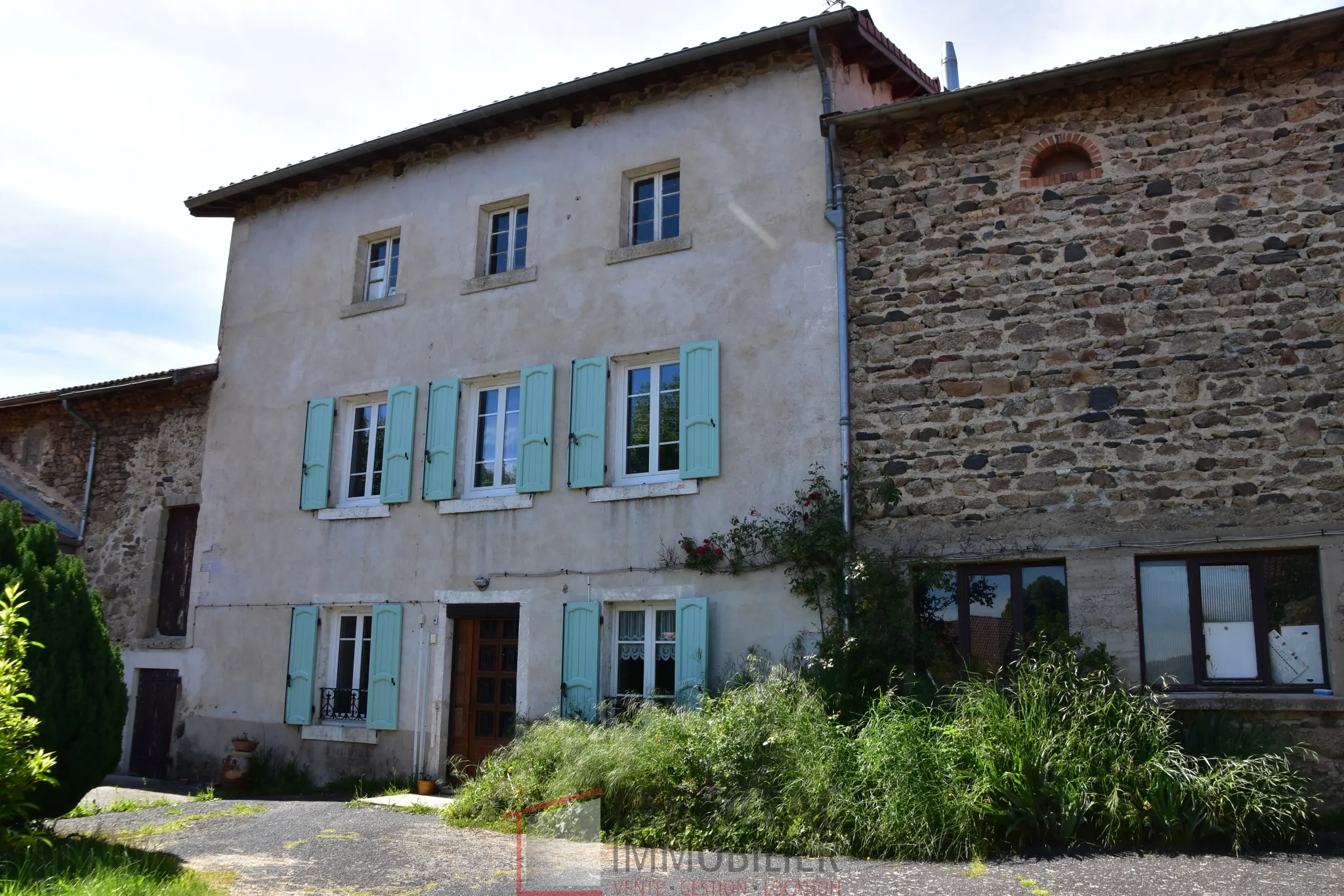 Ancien corps de ferme avec habitation et dépendances à vendre à Monlet 