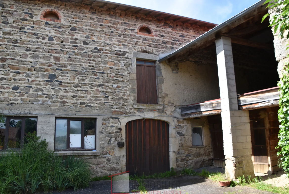 Ancien corps de ferme avec habitation et dépendances à vendre à Monlet 