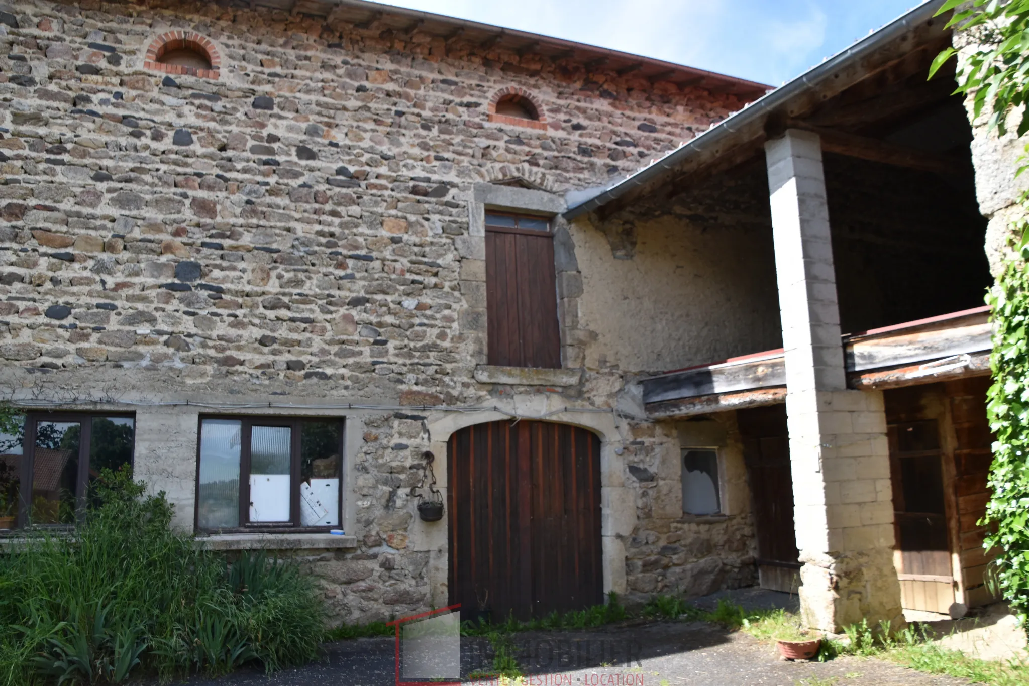 Ancien corps de ferme avec habitation et dépendances à vendre à Monlet 