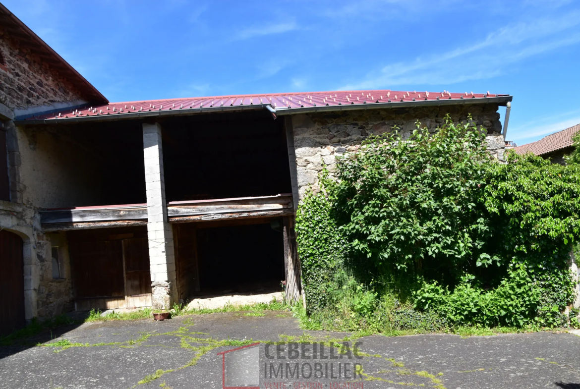 Ancien corps de ferme avec habitation et dépendances à vendre à Monlet 