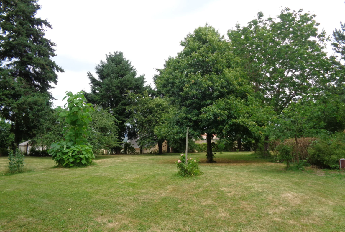 Maison indépendante de 195 m² à vendre avec 5 chambres à St Benin des Bois 