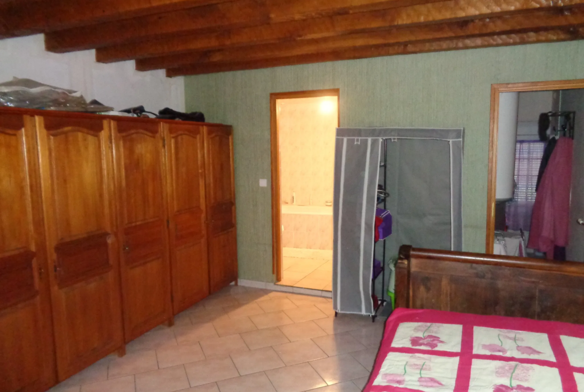 Maison indépendante de 195 m² à vendre avec 5 chambres à St Benin des Bois 