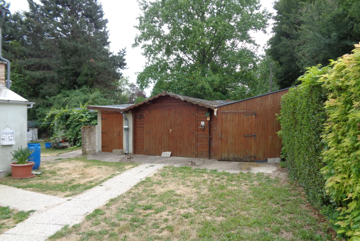 Maison indépendante de 195 m² à vendre avec 5 chambres à St Benin des Bois 