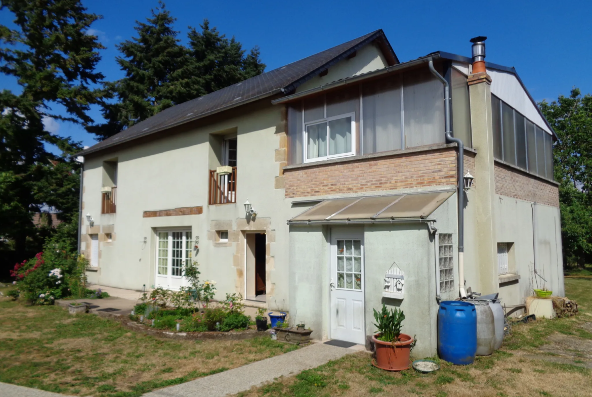 Maison indépendante de 195 m² à vendre avec 5 chambres à St Benin des Bois 