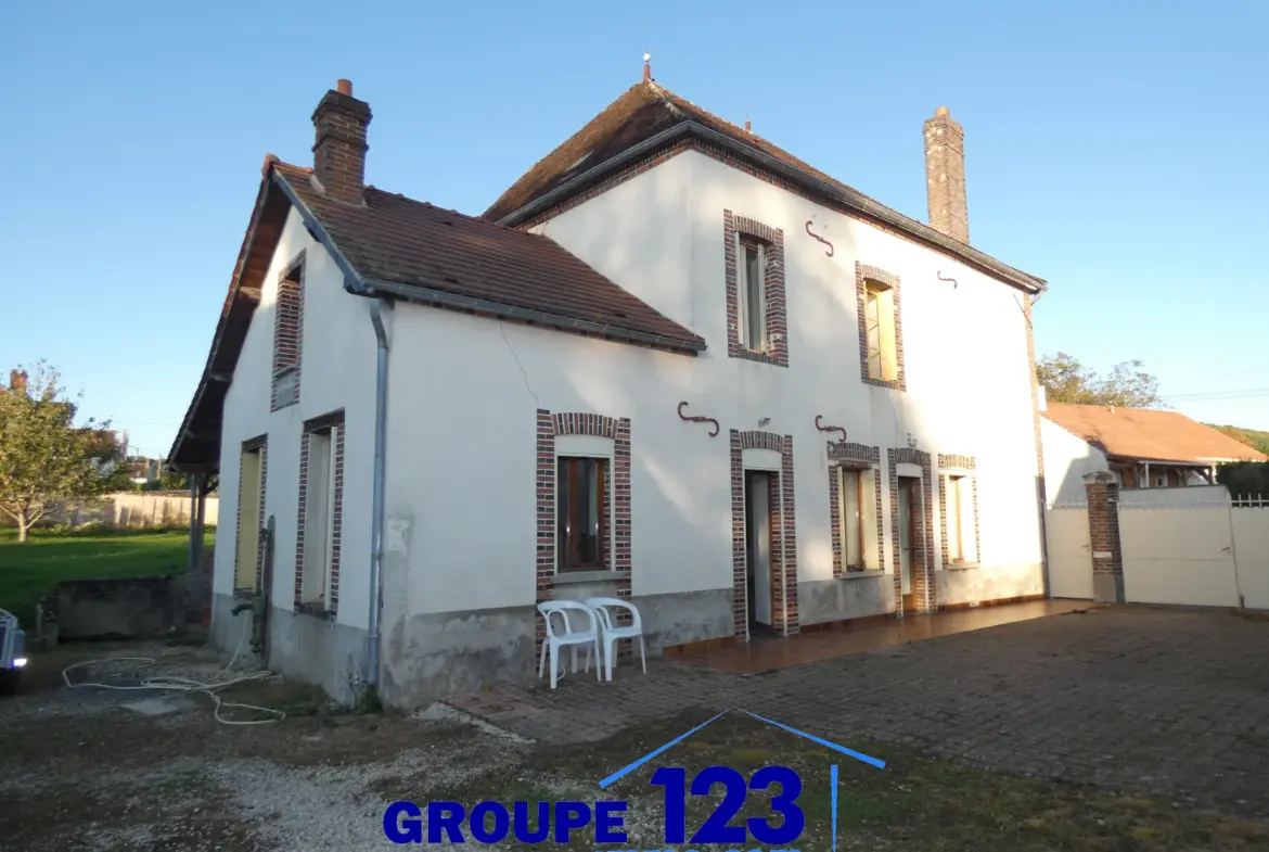 Maison de caractère à Saint-Aubin-sur-Yonne avec jardin 