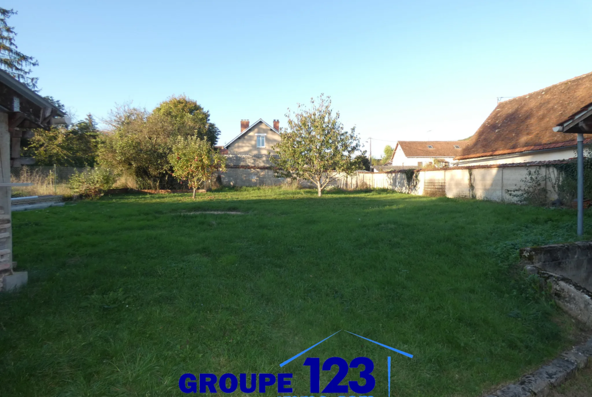 Maison de caractère à Saint-Aubin-sur-Yonne avec jardin 