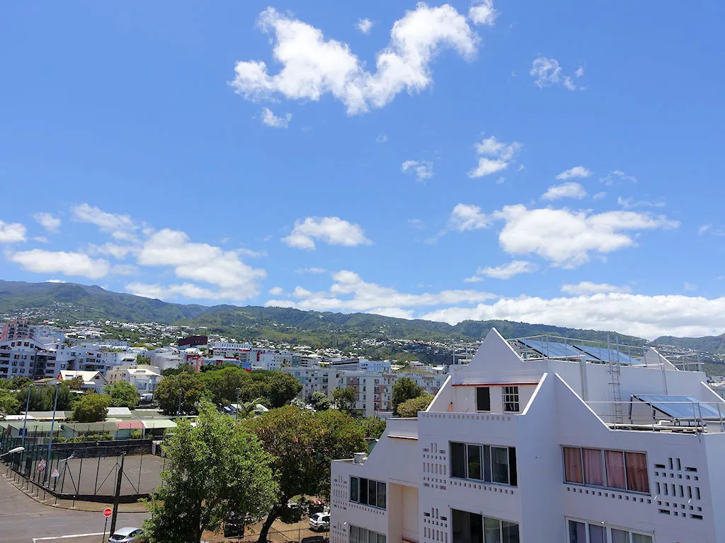 À vendre : Appartement T3 de 63 m² à Sainte-Clotilde avec vue mer 