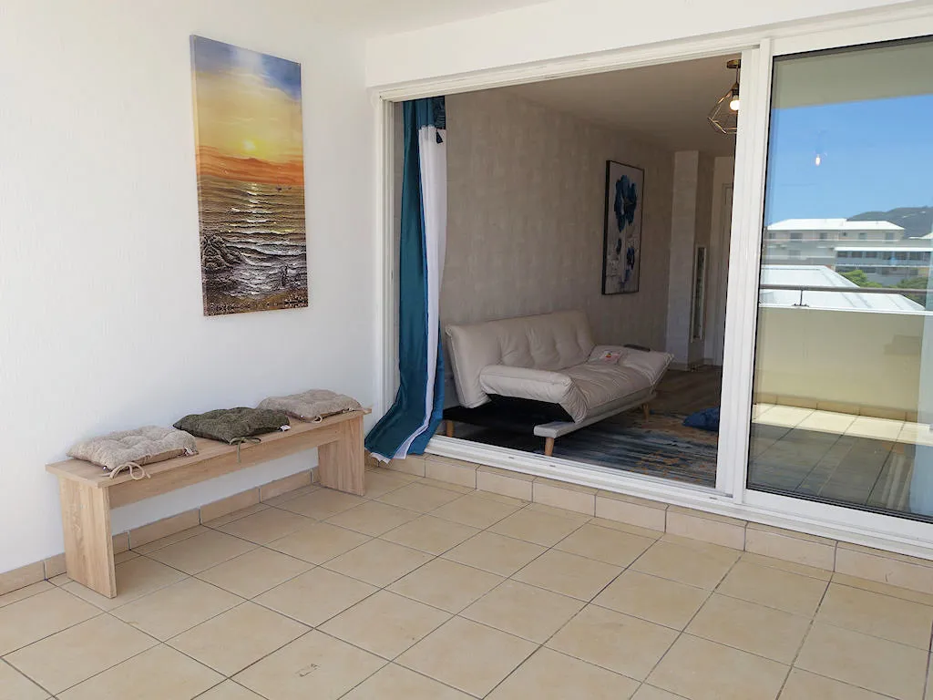 À vendre : Appartement T3 de 63 m² à Sainte-Clotilde avec vue mer 