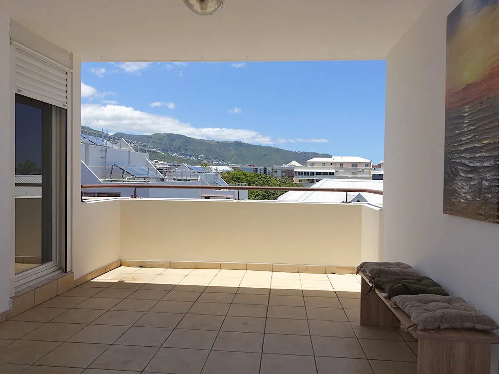 À vendre : Appartement T3 de 63 m² à Sainte-Clotilde avec vue mer 