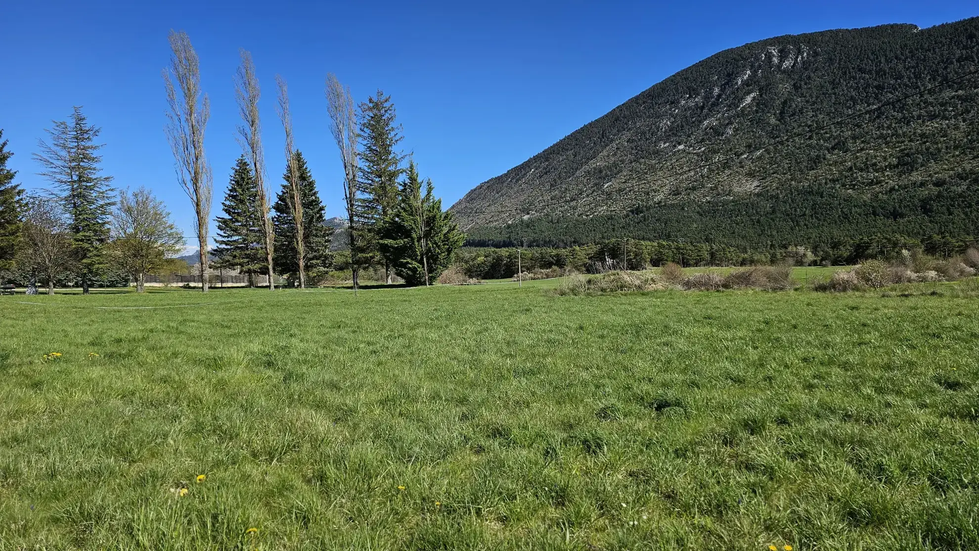 Terrain constructible de 3 120 m² à Valderoure 