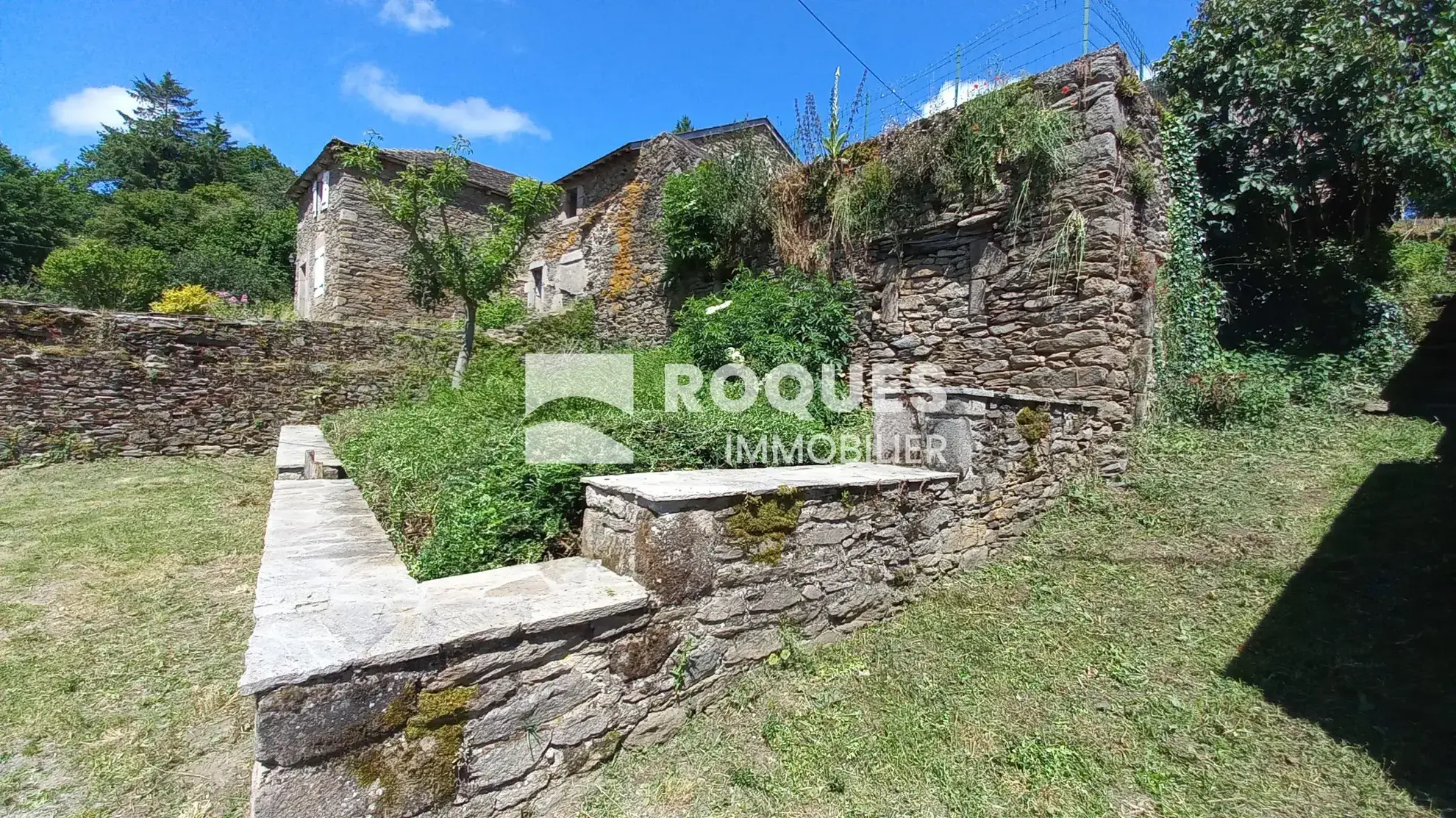 Maison F5 à rénover avec terrasse et jardin près du lac de Salles-Curan 