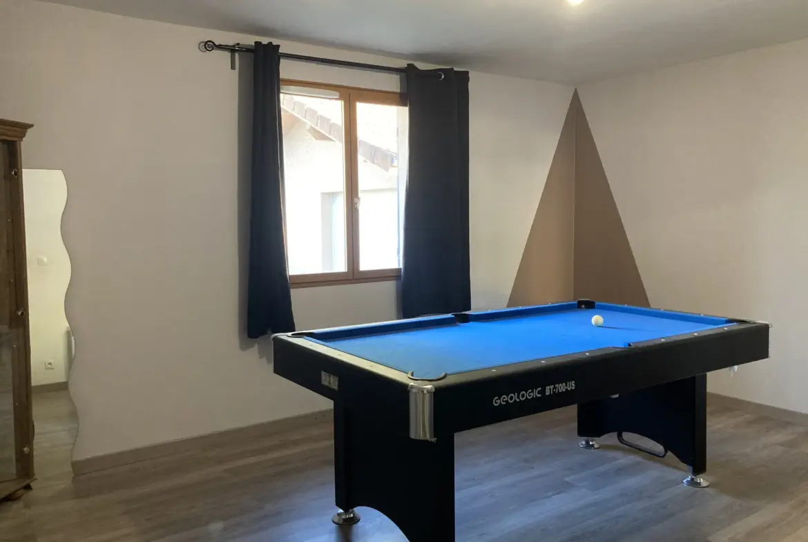 À La Balme les Grottes - Belle villa T7 de 130 m² avec jardin et 6 chambres 