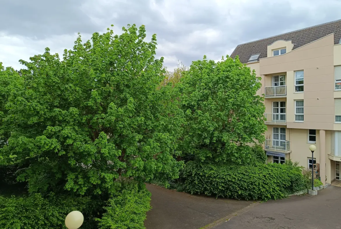 Appartement F2 à Plaisir avec balcon et parking 