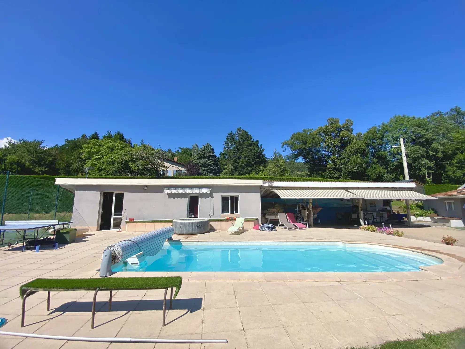 Magnifique Maison de 101 m² à Bourg-Argental avec Piscine et Terrain 