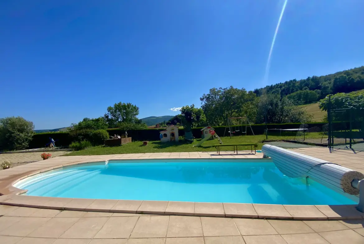 Magnifique Maison de 101 m² à Bourg-Argental avec Piscine et Terrain 