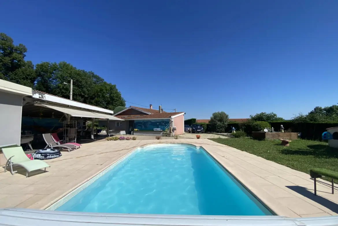 Magnifique Maison de 101 m² à Bourg-Argental avec Piscine et Terrain 