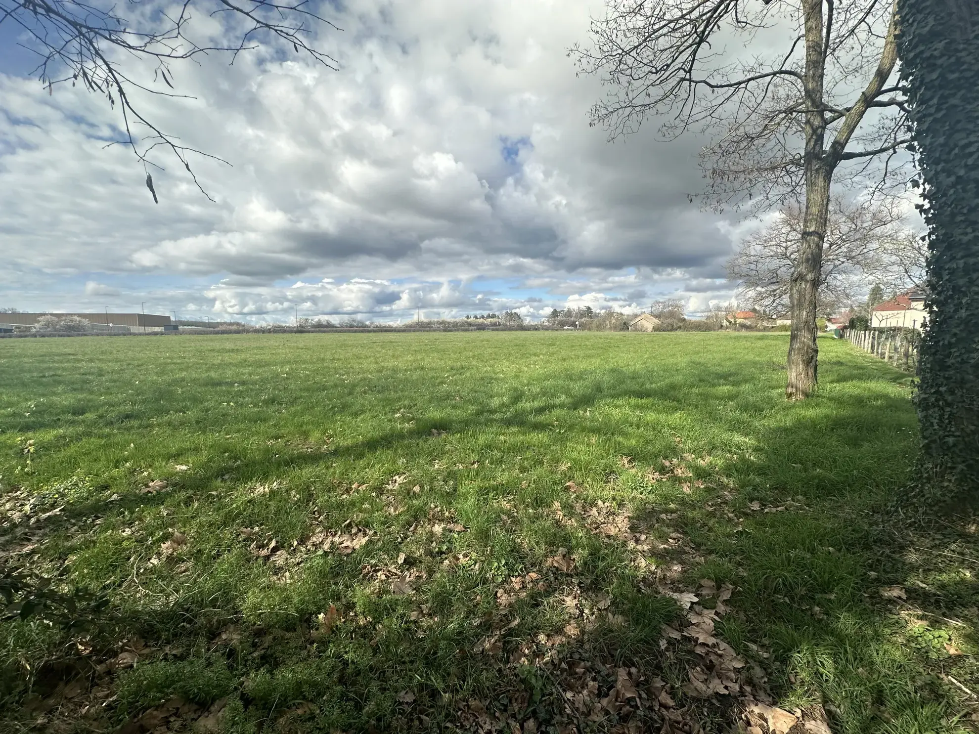 Beau terrain constructible à Bellerive sur Allier de 663 m² 