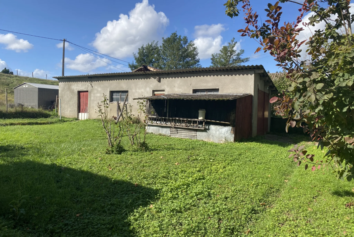 Maison en vente au bord du canal à Hure 