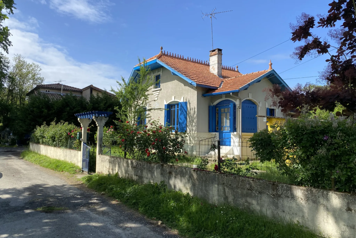 Maison en vente au bord du canal à Hure 