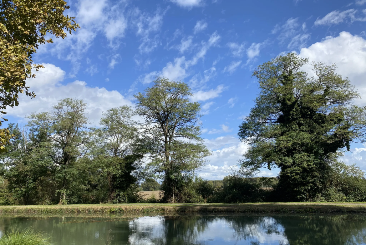 Maison en vente au bord du canal à Hure 