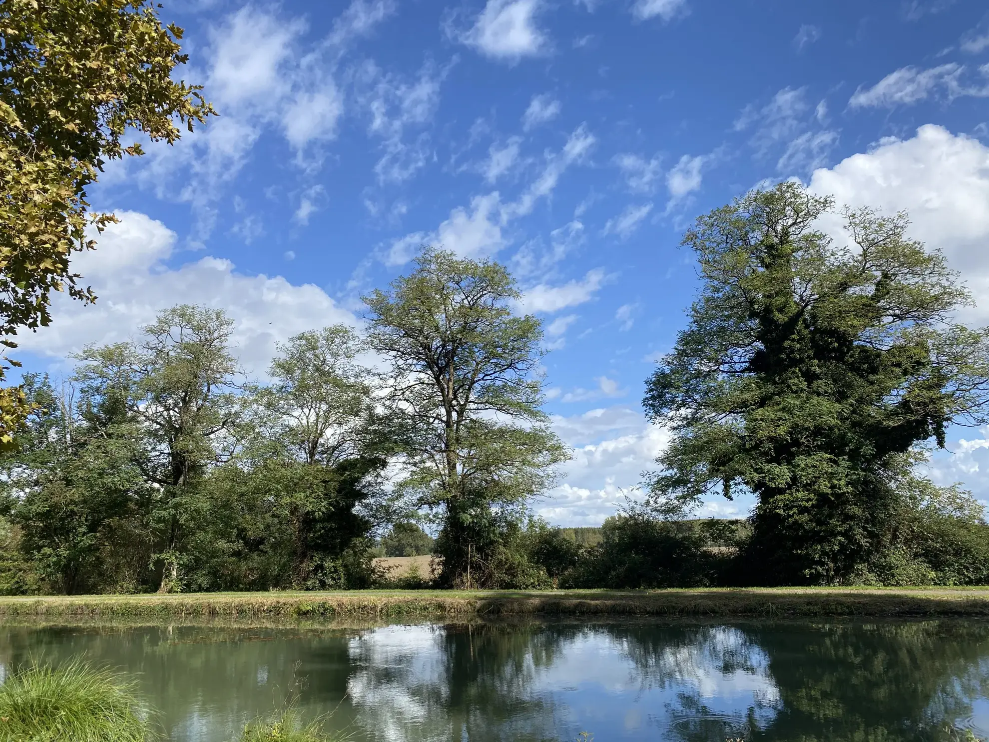 Maison en vente au bord du canal à Hure 