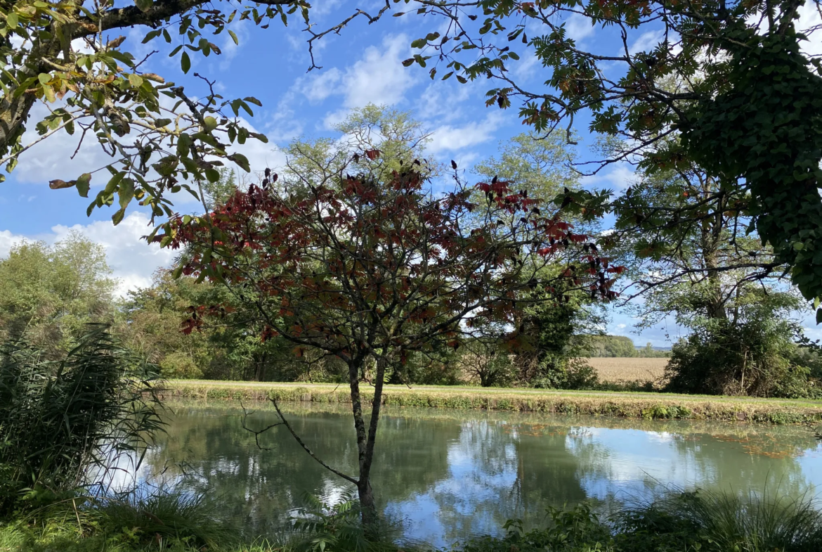 Maison en vente au bord du canal à Hure 