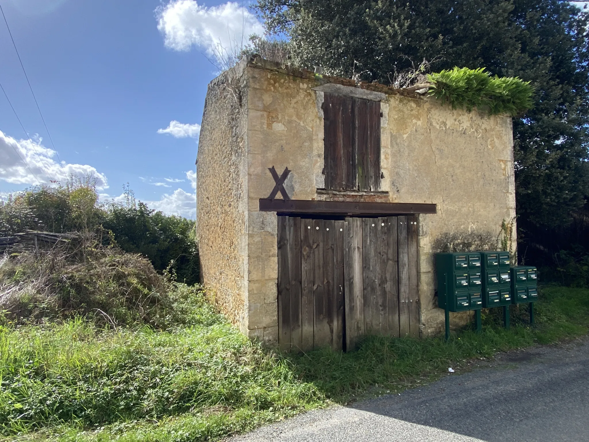 Maison de village en pierre à rénover à Ste Croix du Mont 