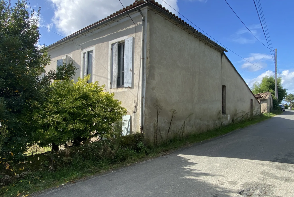 Maison de village en pierre à rénover à Ste Croix du Mont 