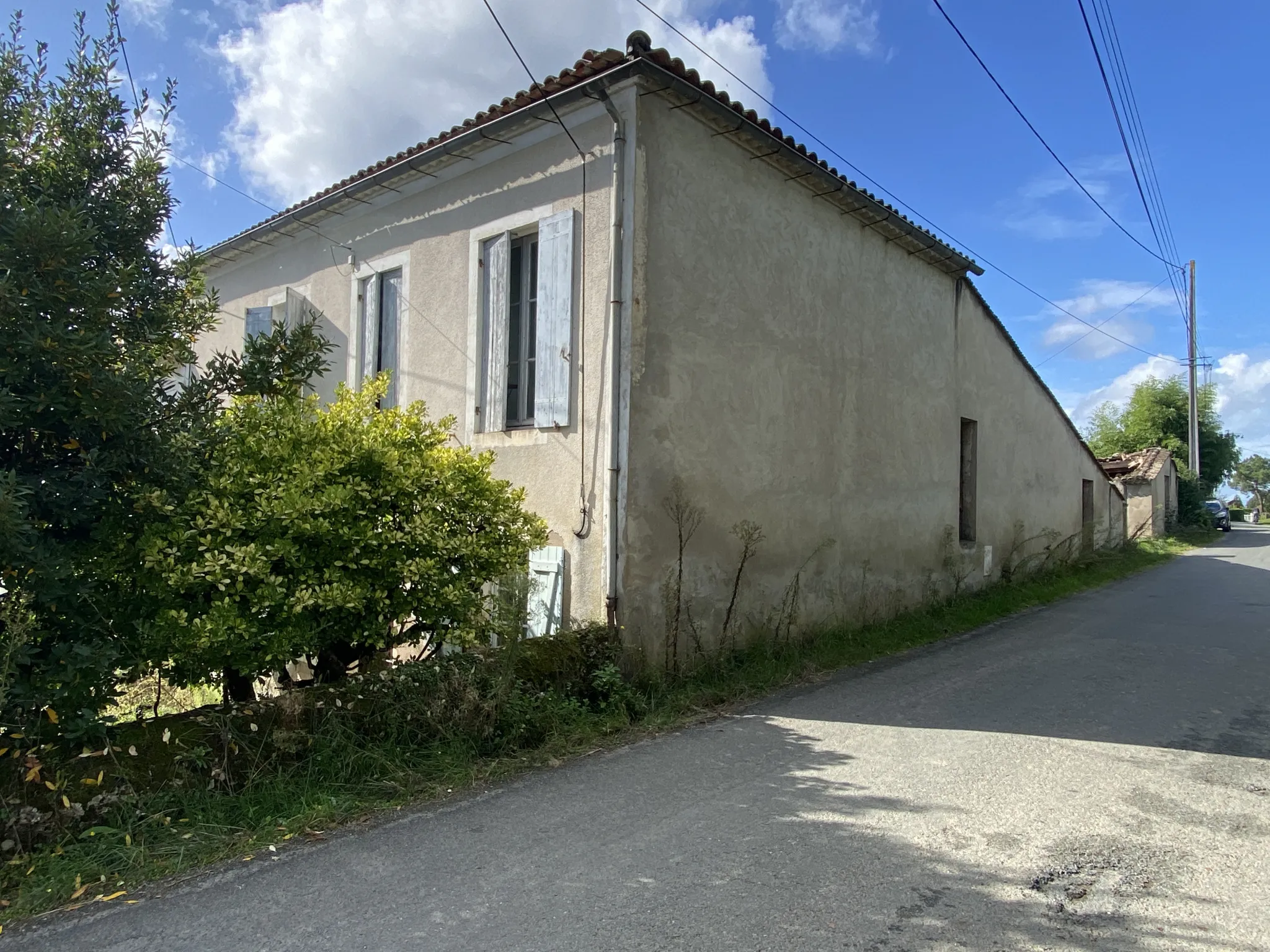 Maison de village en pierre à rénover à Ste Croix du Mont 