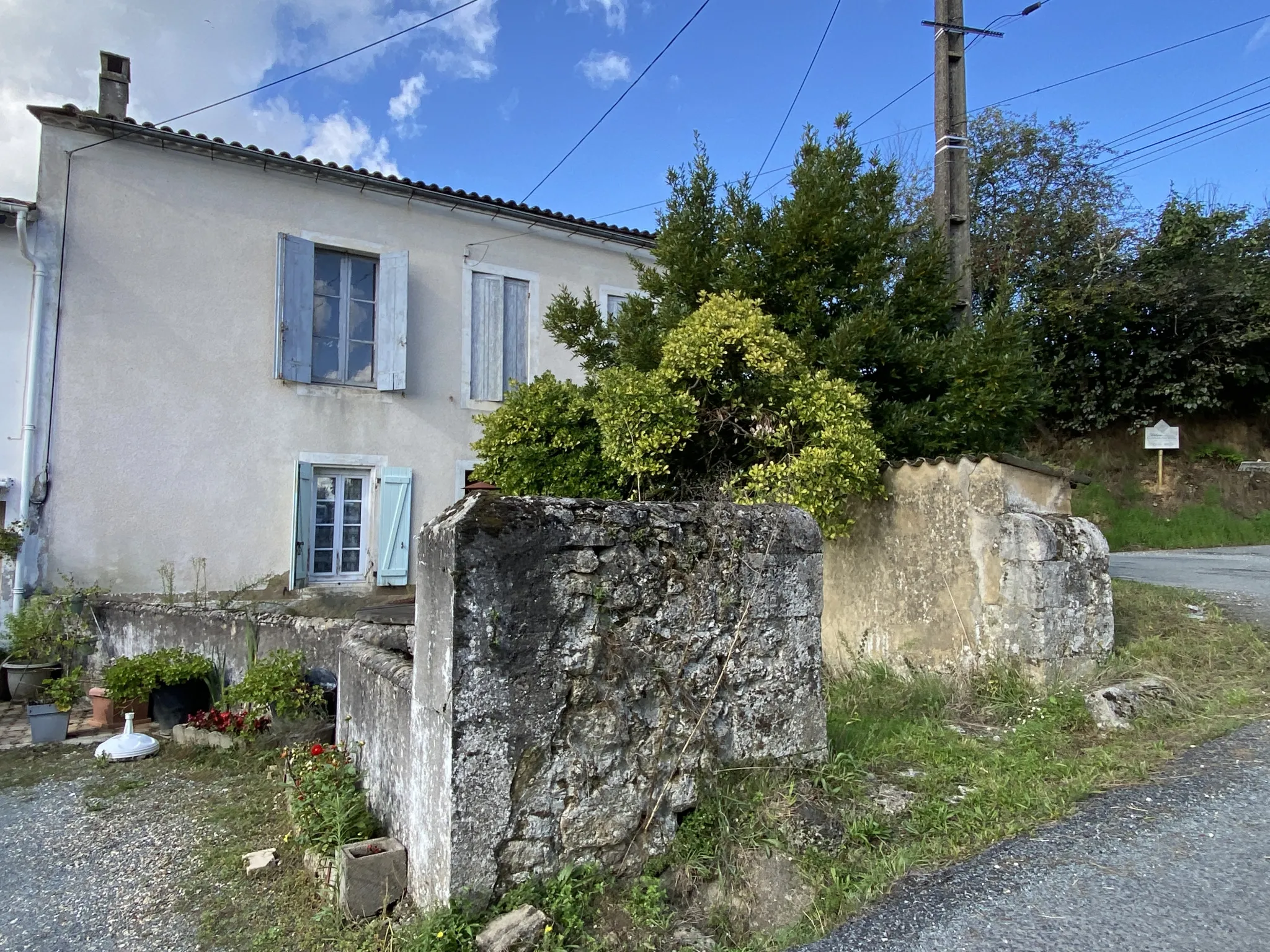 Maison de village en pierre à rénover à Ste Croix du Mont 