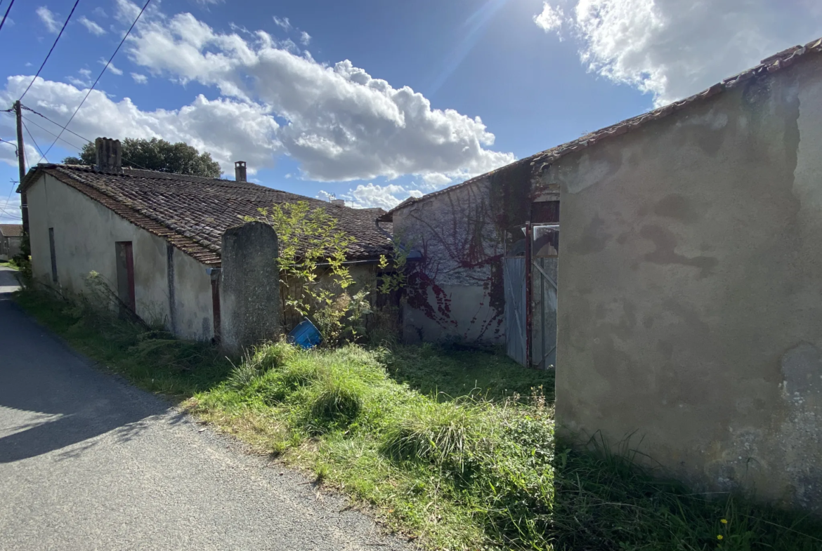 Maison de village en pierre à rénover à Ste Croix du Mont 