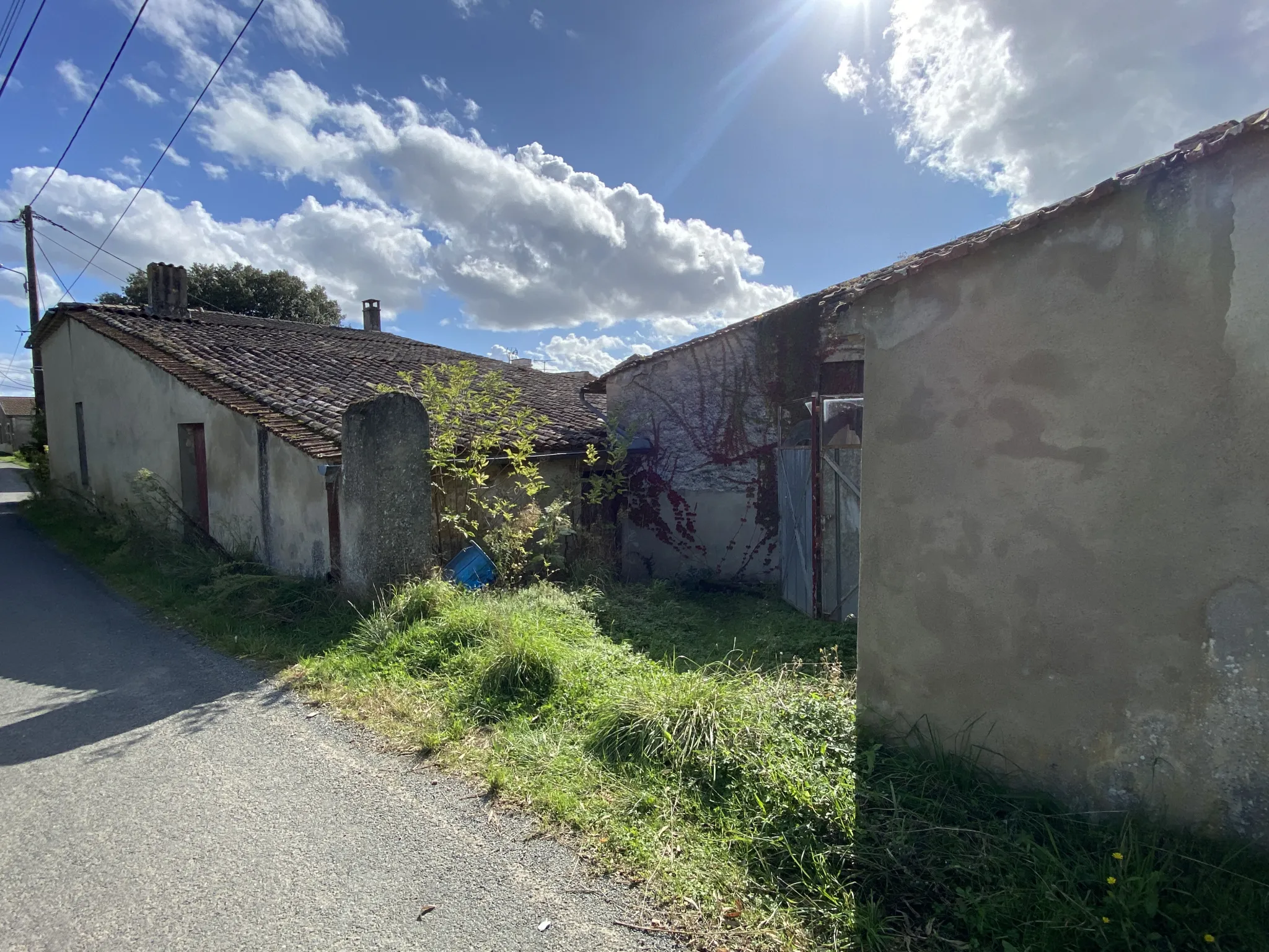 Maison de village en pierre à rénover à Ste Croix du Mont 