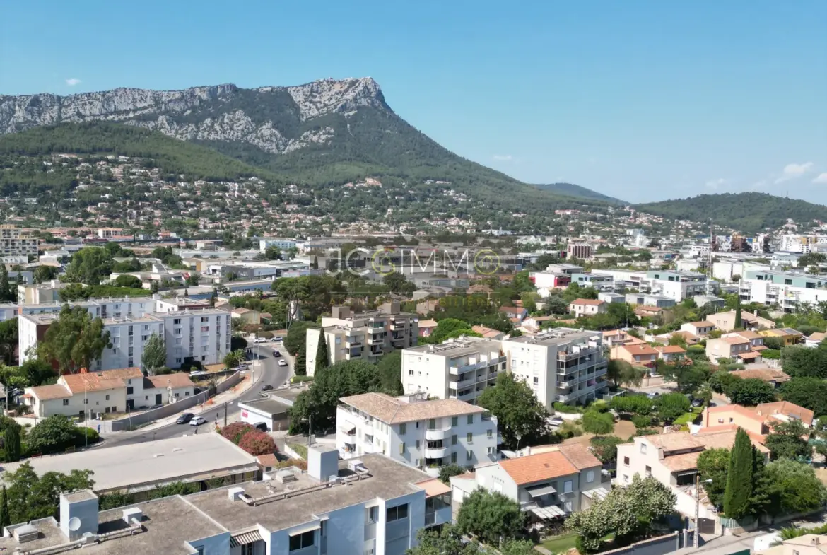 Grand terrain constructible à La Valette du Var avec vue 