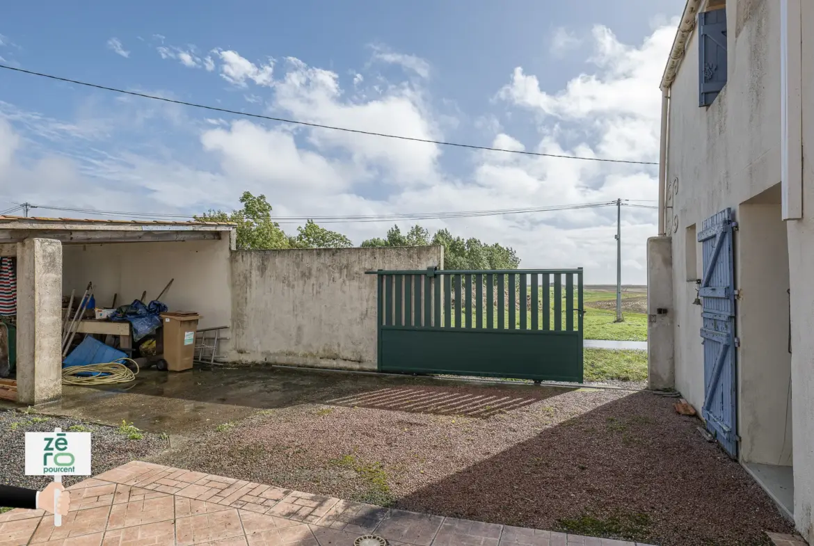 Maison familiale et dépendance à Triaize à vendre 