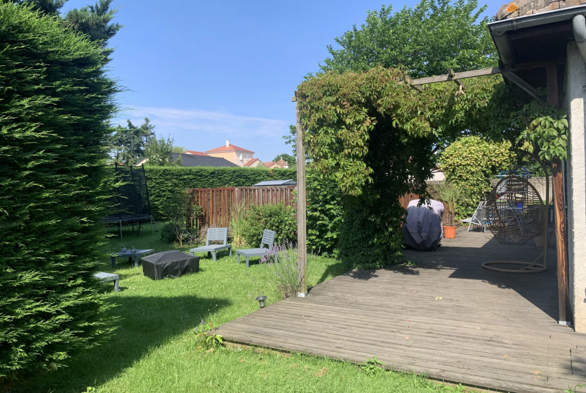 Maison familiale à vendre à Espinasse-Vozelle avec piscine 