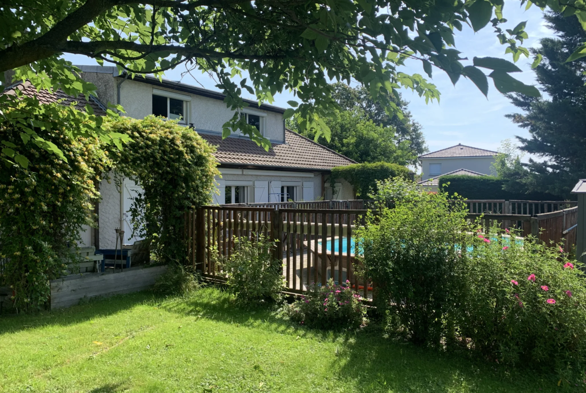 Maison familiale à vendre à Espinasse-Vozelle avec piscine 