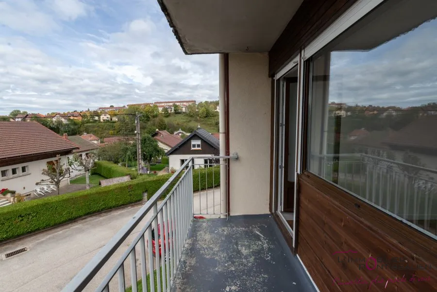 PONTARLIER - APPARTEMENT T3 PROCHE CENTRE VILLE AVEC BALCON ET GARAGE 