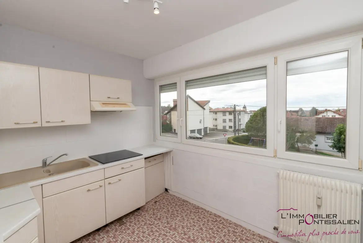 PONTARLIER - APPARTEMENT T3 PROCHE CENTRE VILLE AVEC BALCON ET GARAGE 