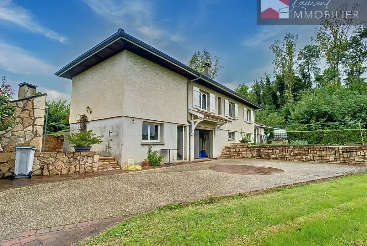 À vendre à Saint-Bénigne : jolie maison avec terrasses et jardin 